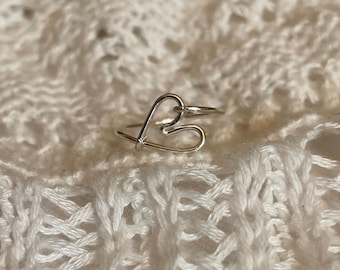 Liebesringe zum Valentinstag. Herzen. Silber. Silber. rosa. zierlich.