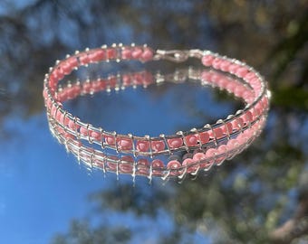 Gewickeltes Pastell Perlenarmband. Fimo-Perlenarmband. rosa. weiß. Silber. Silber. Draht gewickelt.