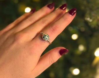 Immergrüner Porzellanring. Grüner Ring. Weihnachtsring. Silber. Silber. Grüne Blumen. Blätter.