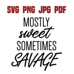 Op de afbeelding: Op een witte achtergrond staat de tekst "SVG PNG JPG PDF" in het rood, boven de woorden "MOSTLY sweet SOMETIMES SAVAGE" in het zwart. De woorden "sweet" en "SAVAGE" zijn in een cursief lettertype.