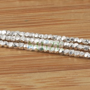 HIZE SB667 Perles de rocailles cubiques argentées Karen Hill Tribe, petites pépites brillantes facettées 1,6 mm (27&quot;)