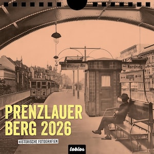 Könnte beinhalten: Sepiafarbenes Bild eines Vintage-Kalenders mit einer historischen Fotografie von Prenzlauer Berg im Jahr 2026. Das Bild zeigt einen Bahnhof mit einem Zug, eine Person, die auf einer Bank sitzt, und Richtungsschilder. Der Text "PRENZLAUER BERG 2026" ist prominent dargestellt.