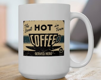 Puede incluir: Taza de cerámica blanca con un gráfico de estilo vintage que dice "The Best Hot Coffee in Town" con una ilustración de taza de café y el texto "Served Here".
