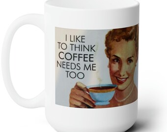 Puede incluir: Taza de cerámica blanca con una imagen retro de una mujer sosteniendo una taza de café. El texto en la taza dice "Me gusta pensar que el café me necesita también."
