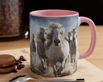 Taza de café ecuestre con diseño escénico de caballos blancos