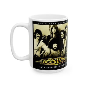 Könnte beinhalten: Weiße Keramiktasse mit einem Schwarzweißfoto der Band Boston. Das Foto zeigt die Bandmitglieder bei einem Live-Auftritt. Der Text "Radio Live Broadcast 1976 Live in Cleveland" ist auf die Tasse gedruckt.