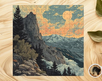 Può includere: Un puzzle che rappresenta una scena di montagna con una grande luna piena nel cielo. Le montagne sono di colore blu scuro e grigio, con alcuni alberi in primo piano. Il cielo è di colore blu chiaro con alcune nuvole. La luna è di colore giallo brillante.