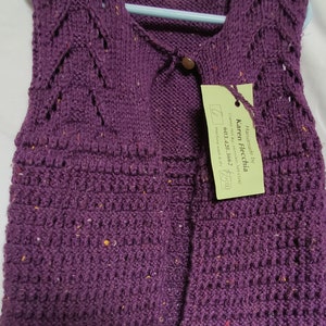 Colete cardigã infantil de malha tamanho 6 em padrão rendado roxo