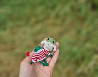 Mini rana di peluche all'uncinetto: giocattolo amigurumi con palloncino