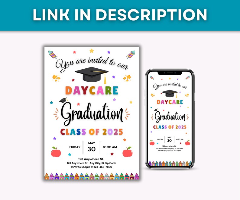 Op de afbeelding: Een witte uitnodigingskaart en een smartphonescherm tonen de woorden "Daycare Graduation Class of 2025". De uitnodiging bevat de datum, tijd en adres. Het ontwerp bevat kleurrijke sterren, appels en een afstudeerhoed.