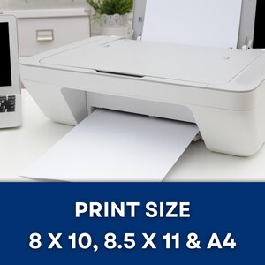 Puede incluir: Una impresora de inyecci&oacute;n de tinta blanca con una hoja de papel que sale de la bandeja de salida. Se muestra el texto "PRINT SIZE", seguido de "8 X 10, 8.5 X 11 & A4". Un port&aacute;til y otros suministros de oficina est&aacute;n en el fondo.