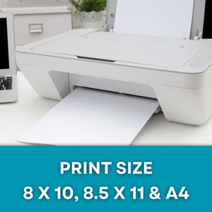 Op de afbeelding: Een witte inkjetprinter met een vel papier dat uit de uitvoerlade komt. De tekst "PRINT SIZE" staat onder de printer, gevolgd door "8 X 10, 8.5 X 11 & A4". Een laptop is links zichtbaar.