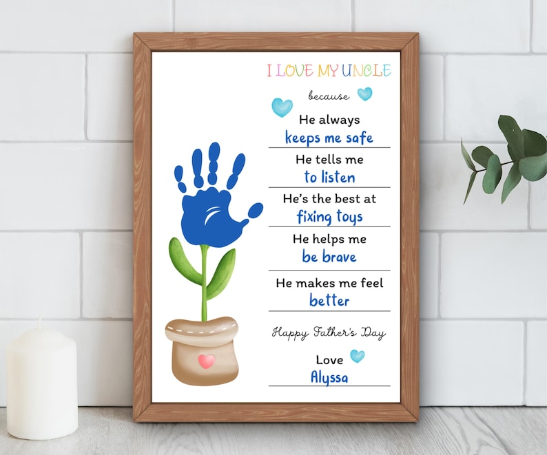 Puede incluir: Una impresi&oacute;n enmarcada con un marco de madera marr&oacute;n. La impresi&oacute;n presenta una flor de huella de mano azul con el texto "I LOVE MY UNCLE" y una lista de razones, que termina con "Happy Father's Day" y "Love Alyssa."