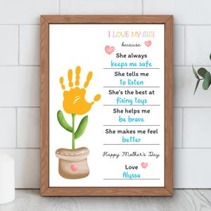 Pode incluir: Um cart&atilde;o imprim&iacute;vel com um design de flor de impress&atilde;o digital. O cart&atilde;o diz "Eu amo minha Gigi porque..." e lista as raz&otilde;es pelas quais a pessoa ama sua Gigi. O cart&atilde;o tamb&eacute;m diz "Feliz Dia das M&atilde;es" e &eacute; assinado "Com amor, Alyssa".