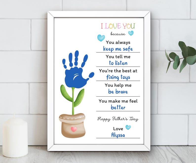 Puede incluir: Una impresi&oacute;n enmarcada con borde blanco presenta un dise&ntilde;o de flor de huella de mano azul. El texto incluye "I Love You" y las razones, junto con "Happy Father's Day" y "Love Alyssa."