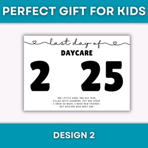 Op de afbeelding: Een wit bord met zwarte tekst met de tekst "last day of DAYCARE 2 25". Het bord bevat ook de tekst "ONE LITTLE HAND, ONE BIG YEAR, FILLED WITH LEARNING. JOY AND CHEER I GREW SO MUCH, I MADE NEW FRIENDS- BUT DAYCARE NOW MUST END."