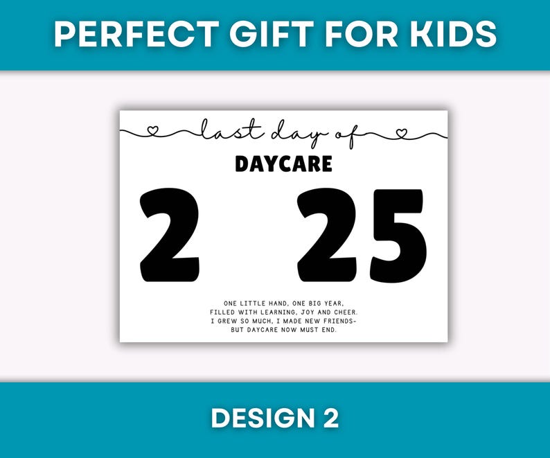 Op de afbeelding: Een wit bord met zwarte tekst met de tekst "last day of DAYCARE 2 25". Het bord bevat ook de tekst "ONE LITTLE HAND, ONE BIG YEAR, FILLED WITH LEARNING. JOY AND CHEER I GREW SO MUCH, I MADE NEW FRIENDS- BUT DAYCARE NOW MUST END."