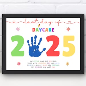 Op de afbeelding: Een ingelijste print met de woorden "last day of daycare" in rode letters. Het jaar "2025" wordt weergegeven in grote, kleurrijke cijfers met een blauwe handafdruk in het midden. De print bevat een gedicht over de kinderopvang.