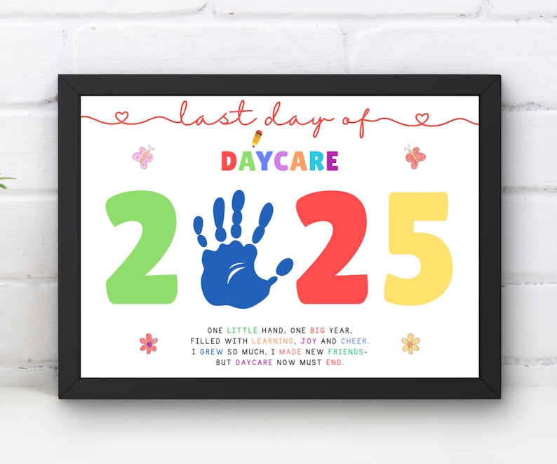 Op de afbeelding: Een ingelijste print met de woorden "last day of daycare" in rode letters. Het jaar "2025" wordt weergegeven in grote, kleurrijke cijfers met een blauwe handafdruk in het midden. De print bevat een gedicht over de kinderopvang.