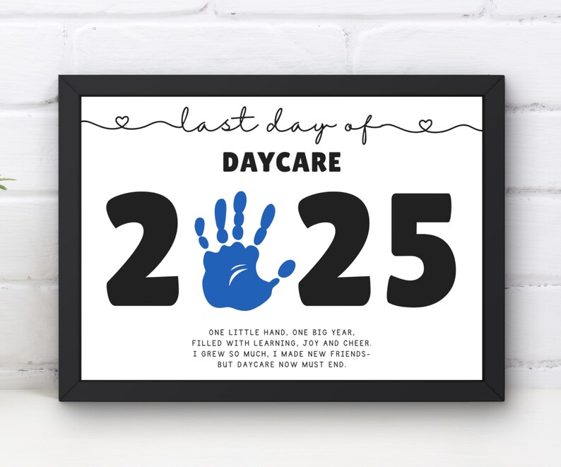 Op de afbeelding: Een ingelijste print met de tekst "last day of DAYCARE 2025". Het ontwerp bevat een blauwe handafdruk en een gedicht over de kinderopvang. De lijst is zwart en de achtergrond is wit.