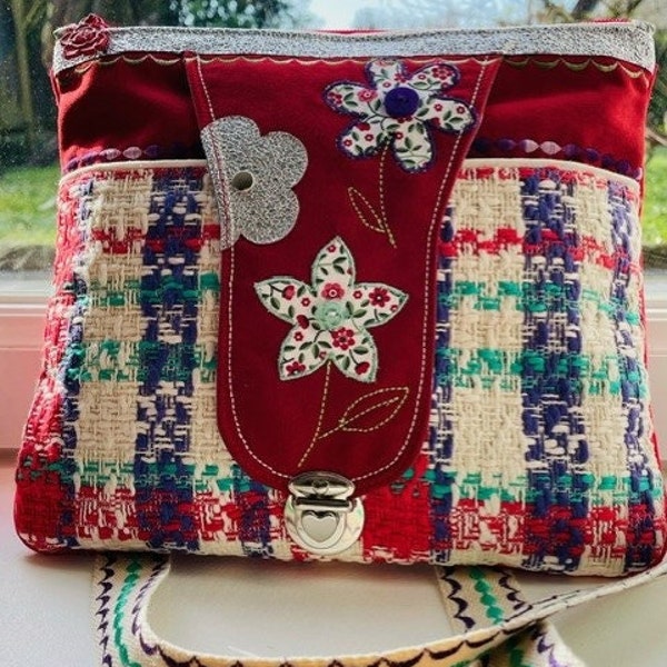 Pochette à bandoulière, fait main, modèle unique. Sublimée par des points de broderie, pimpante, originale, pratique, de qualité.