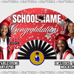 Op de afbeelding: Een rode en zwarte afstudeerfan met de tekst "SCHOOL NAME Congratulations GRAD CONGRATS 2025" en drie foto's van afgestudeerden in rode en witte afstudeerjurken. De tekst "EDITABLE USING CANVA PRO!" en "INCLUDES THESE MOCKUPS!" is ook inbegrepen.