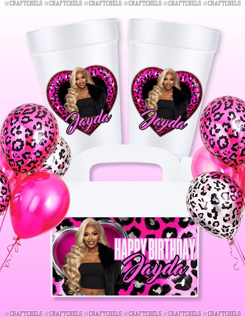 K&ouml;nnte beinhalten: Ein Party-Set mit wei&szlig;en Bechern und einer Geschenkbox, verziert mit einem rosa Leopardenmuster und einem Foto einer Frau. Die Becher und die Box tragen den Namen "Jayda" und den Schriftzug "Happy Birthday Jayda". Rosa Ballons erg&auml;nzen das Set.