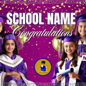 Op de afbeelding: Een paarse afstudeerachtergrond met gouden confetti en ballonnen. De tekst "SCHOOL NAME Congratulations" staat bovenaan de achtergrond. Drie personen dragen paarse afstudeergewaden en -hoeden. De tekst "GRAD CONGRATS 2025" staat aan de linkerkant van de achtergrond. De tekst "BREAKING NEWS LIVE" staat aan de rechterkant van de achtergrond.