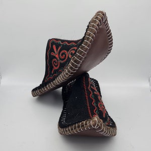 Handgemachte Hausschuhe Tapatschki aus Kirgistan, Schwarz mit Rotgrünmuster, Ornament, aus Schafswolle, Pantoffel, Slipper Bild 4