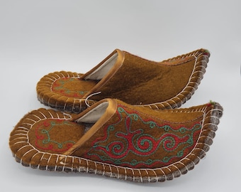 Chaussons faits main "Tapatschki" du Kirghizistan, marron avec motif vert-rouge, semelle motif léopard, en laine de mouton, chaussons, chaussons