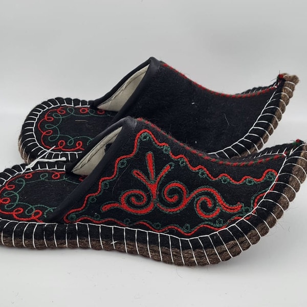 Handgemachte Hausschuhe "Tapatschki" aus Kirgistan, Schwarz mit Rotgrünmuster, Ornament, aus Schafswolle, Pantoffel, Slipper