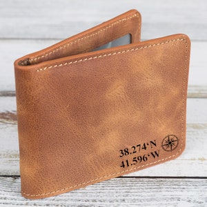Cartera de coordenadas personalizada, regalo de coordenadas, cartera de monograma de cuero genuino para él, cartera grabada para hombres, gracias jefe, compañero de trabajo