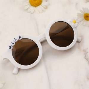 Lunettes de soleil avec nom personnalisé Floral Daisy pour filles Cadeau pour tout-petit Cadeau pour enfants Cadeau bébé Lunettes de soleil personnalisées cadeau d'anniversaire pour bébé fille image 8