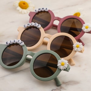 Lunettes de soleil avec nom personnalisé Floral Daisy pour filles Cadeau pour tout-petit Cadeau pour enfants Cadeau bébé Lunettes de soleil personnalisées cadeau d'anniversaire pour bébé fille image 5