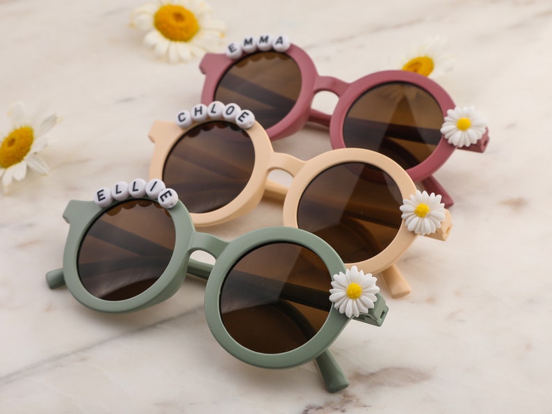 Lunettes de soleil avec nom personnalisé Floral Daisy pour filles Cadeau pour tout-petit Cadeau pour enfants Cadeau bébé Lunettes de soleil personnalisées cadeau d'anniversaire pour bébé fille image 5