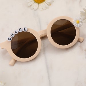 Lunettes de soleil avec nom personnalisé Floral Daisy pour filles Cadeau pour tout-petit Cadeau pour enfants Cadeau bébé Lunettes de soleil personnalisées cadeau d'anniversaire pour bébé fille image 9