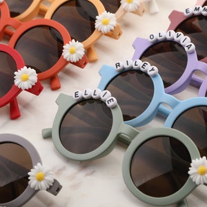 Lunettes de soleil avec nom personnalisé Floral Daisy pour filles Cadeau pour tout-petit Cadeau pour enfants Cadeau bébé Lunettes de soleil personnalisées cadeau d'anniversaire pour bébé fille image 7