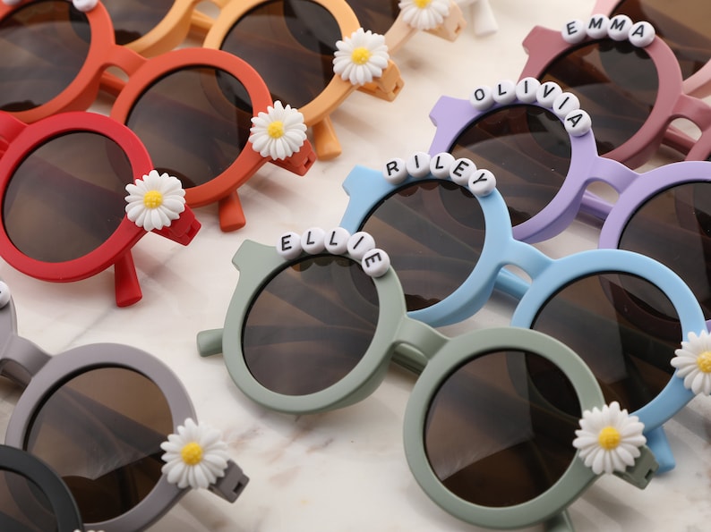 Lunettes de soleil avec nom personnalisé Floral Daisy pour filles Cadeau pour tout-petit Cadeau pour enfants Cadeau bébé Lunettes de soleil personnalisées cadeau d'anniversaire pour bébé fille image 7