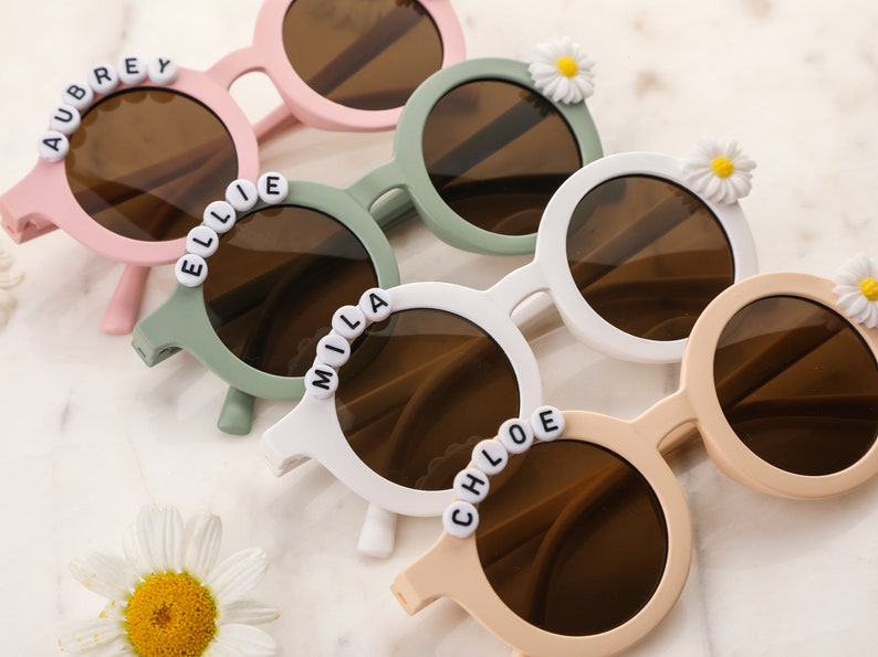 Lunettes de soleil avec nom personnalisé Floral Daisy pour filles Cadeau pour tout-petit Cadeau pour enfants Cadeau bébé Lunettes de soleil personnalisées cadeau d'anniversaire pour bébé fille image 1