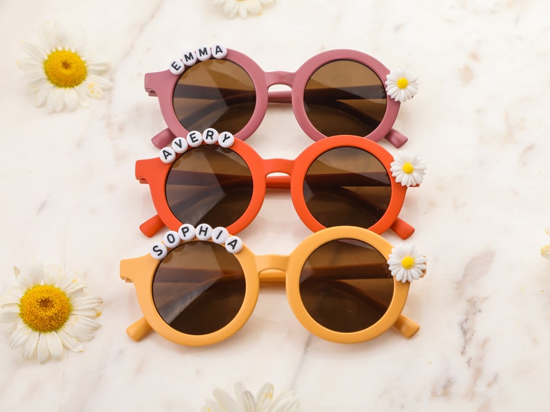 Lunettes de soleil avec nom personnalisé Floral Daisy pour filles Cadeau pour tout-petit Cadeau pour enfants Cadeau bébé Lunettes de soleil personnalisées cadeau d'anniversaire pour bébé fille image 6