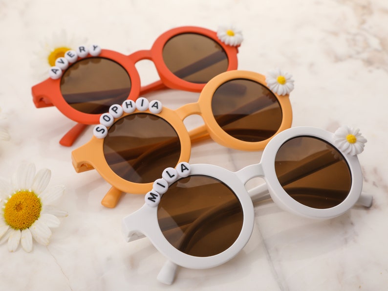 Lunettes de soleil avec nom personnalisé Floral Daisy pour filles Cadeau pour tout-petit Cadeau pour enfants Cadeau bébé Lunettes de soleil personnalisées cadeau d'anniversaire pour bébé fille image 4