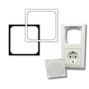 Puede incluir: Tapa de toma de corriente eléctrica blanca con un marco blanco y una toma de corriente eléctrica blanca. La tapa de la toma de corriente está diseñada para adaptarse a una toma de corriente eléctrica estándar. La tapa de la toma de corriente está hecha de plástico y tiene un acabado liso.