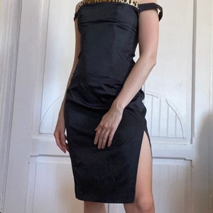 Amazing miss sixty luxe lijn luipaardpaneel off-shoulder jurk beensplit y2k avondjurk miss sixty jurk zeldzaam