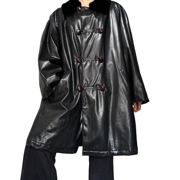 Manteau noir vintage en vinyle pvc aspect mouillé à motif peau de serpent avec col amovible en fausse fourrure, manteau oversize