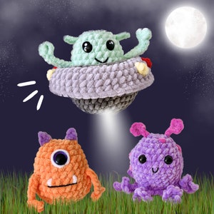 Puede incluir: Tres juguetes de peluche de crochet: un extraterrestre verde en una nave espacial morada y gris, un monstruo naranja con un ojo y una criatura morada similar a un pulpo con detalles rosas.
