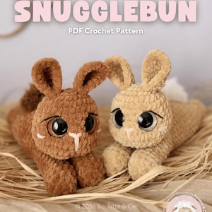 Peut inclure: Deux jouets en forme de lapin crochetés, un marron et un beige, avec de grands yeux noirs et des accents blancs. Le texte "SNUGGLEBUN PDF Crochet Pattern" est affiché au-dessus des lapins. L'image comprend également les informations de copyright de Boulette & Cie.