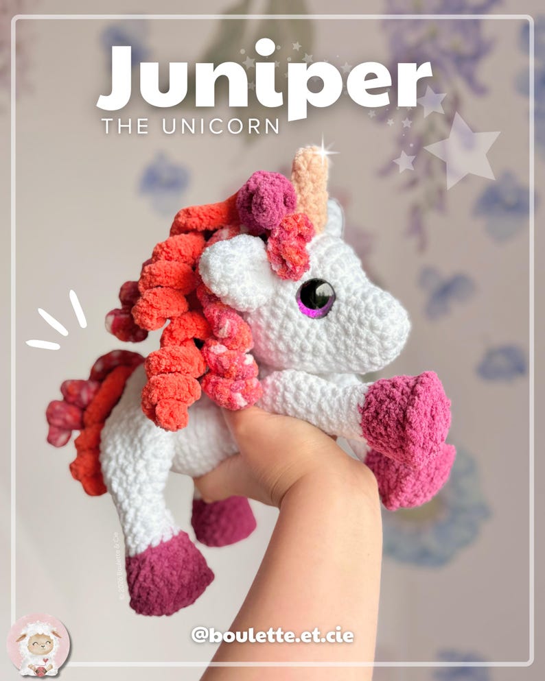Pode incluir: Um brinquedo de unic&oacute;rnio de croch&ecirc; feito &agrave; m&atilde;o chamado "Juniper". O unic&oacute;rnio branco tem uma crina rosa e laranja, cascos rosa e um chifre laranja claro. O texto "Juniper THE UNICORN" est&aacute; no topo da imagem, com o identificador do Instagram @boulette.et.cie na parte inferior.