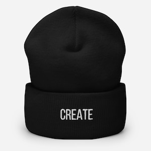 Puede incluir: Gorro negro con la palabra "CREATE" bordada en blanco en el pu&ntilde;o.