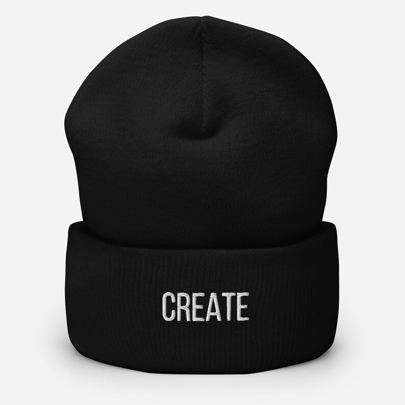 Puede incluir: Gorro negro con la palabra "CREATE" bordada en blanco en el pu&ntilde;o.