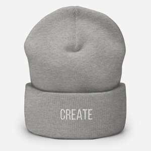 Puede incluir: Gorro gris con la palabra "CREATE" bordada en blanco en el pu&ntilde;o.